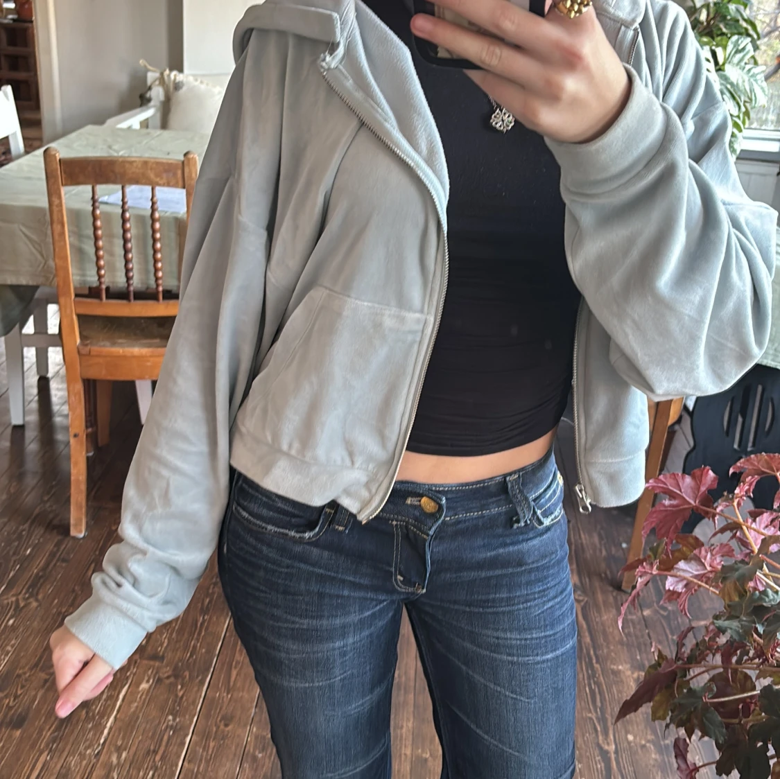 Ljusgrå croppad hoodiejacka