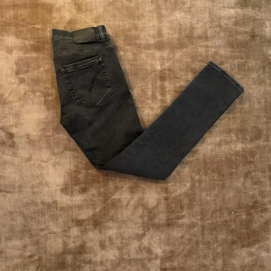 Svarta skinny jeans från DonDup, stl 34 - Säljer dessa riktigt snygga svarta jeansen från Dondup med modellen George, storlek 34. Skick 9/10, skriv gärna vid frågor! 
