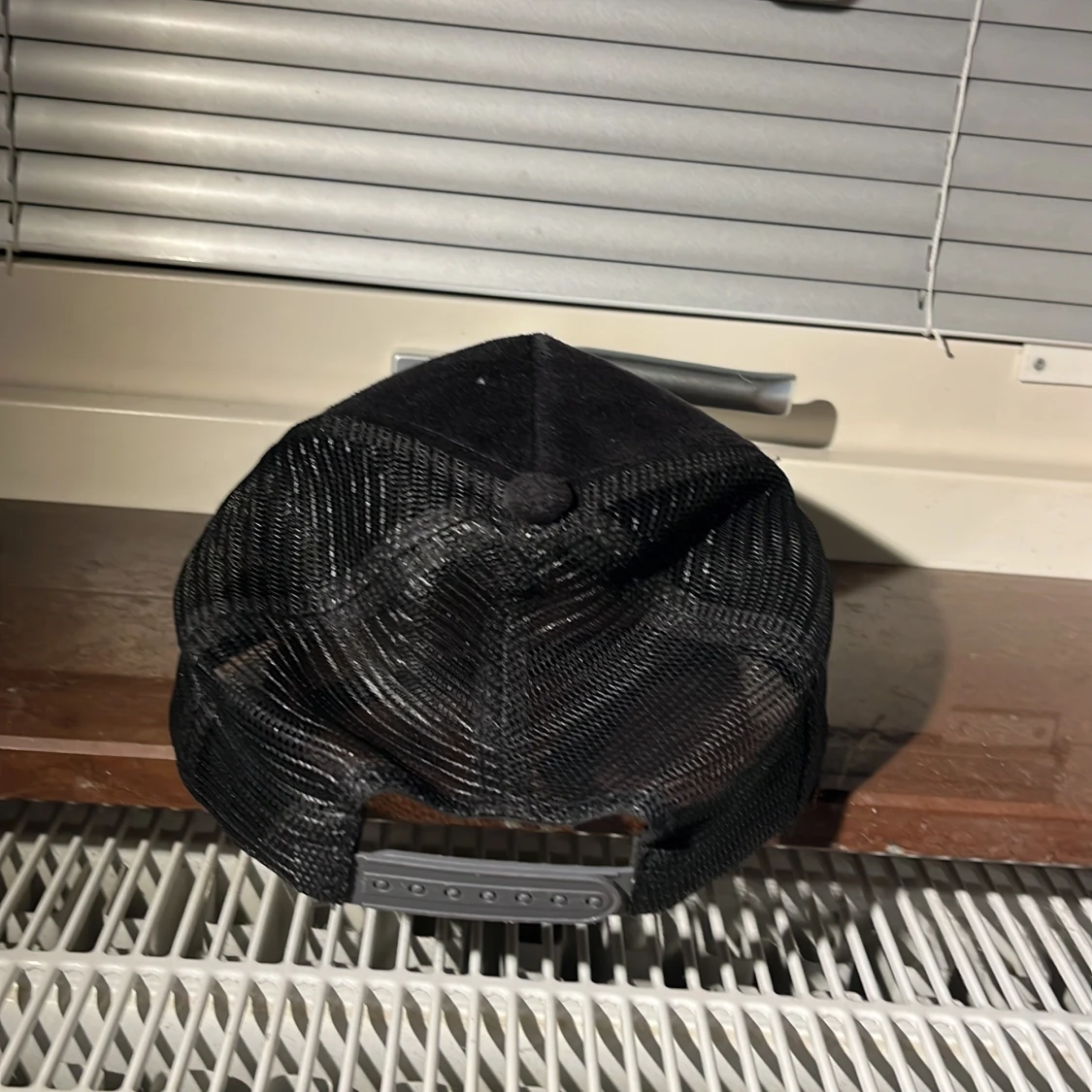 Svart Maggiore keps med mesh och tryck - 1