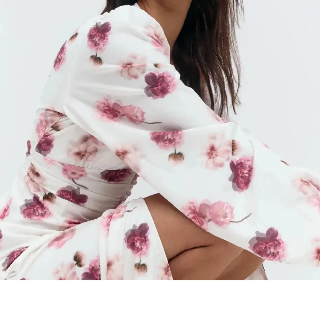 Vit långklänning med rosa blommor - 2