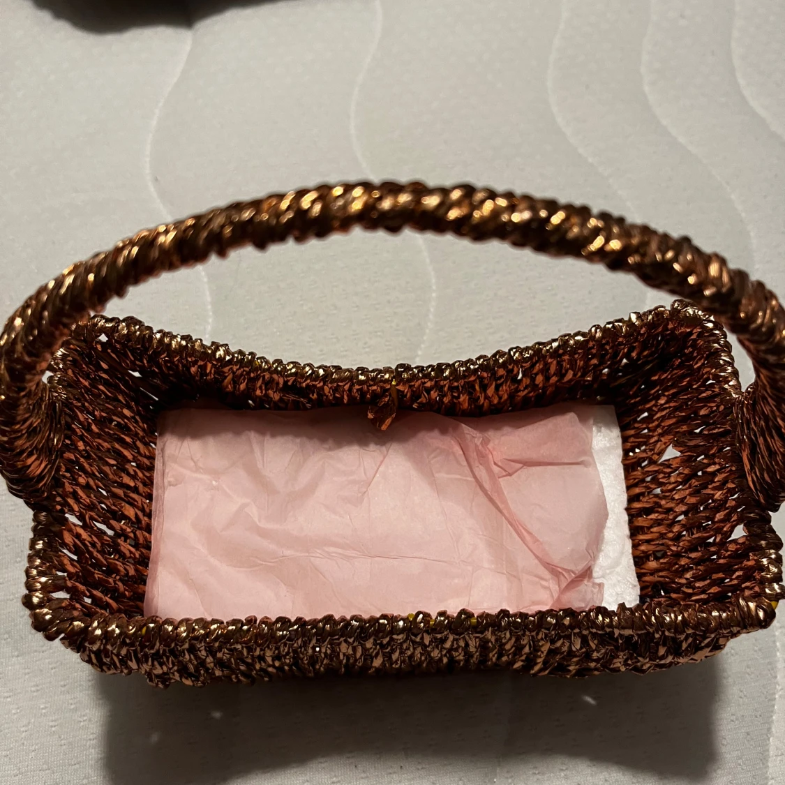 Glittrig handväska i kopparfärgad syntet - 4