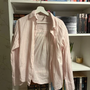 Skjorta - Superfin skjorta från Nelly som aldrig använts. Perfekt till sommaren. Storlek 36🤍