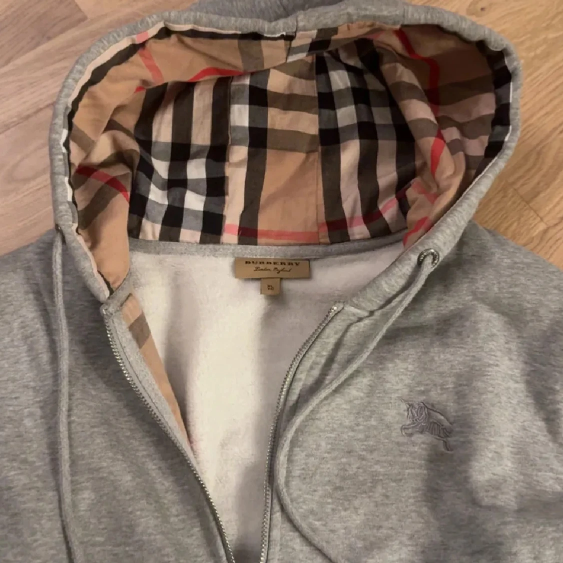 Grå hoodie från Burberry med dragkedja - 4