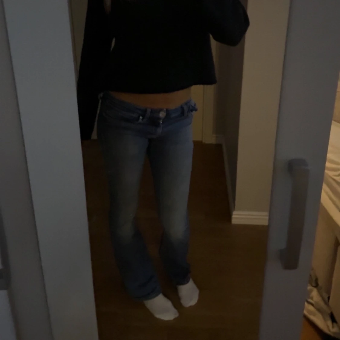 Blå bootcut jeans låg midja