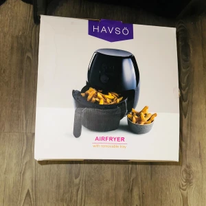 Havsö Airfryer with Removable Tray - Snygg och modern airfryer från Havsö med avtagbar bricka. Perfekt för hälsosam matlagning utan olja. Produkten är i originalkartong och ser ut att vara i nyskick, utan synliga skador eller slitage. Enkel att använda och rengöra.