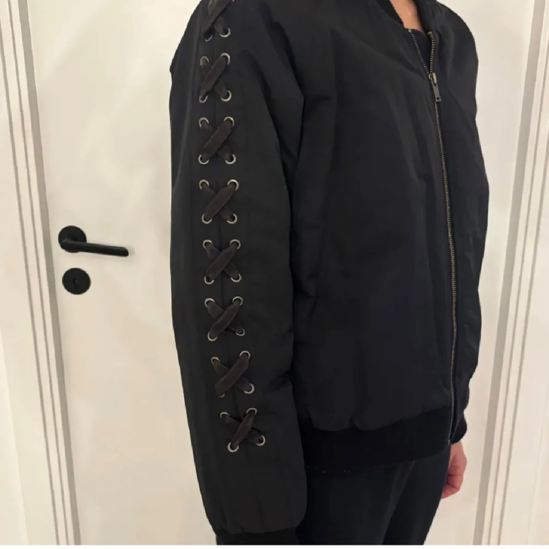 Svart bomberjacka med snörning - 2