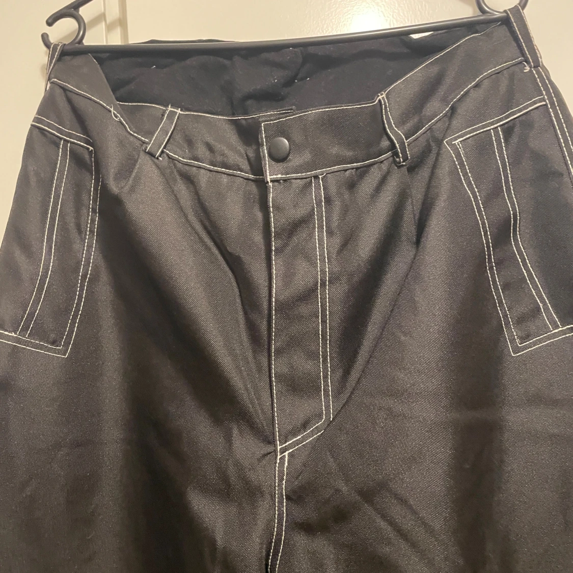 Svarta bluewear byxor med foder o kontrastsömmar - 1