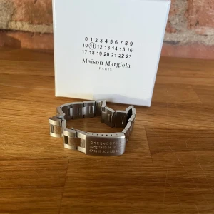 Maison Margiela armband - Maison margiela Watch bracelet. Aldrig använd. 20cm. Allt på bilderna medföljer. Skickas snabbt!