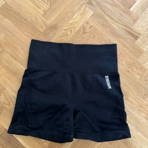 Gymshark shorts - Säljer mina svarta supersnygga gymshark shorts, mycket sparsamt använda. Storlek går inte att hitta på shortsen och de är köpta för något år sedan, men de borde vara en storlek S! 