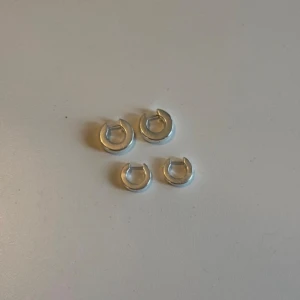 All Blues örhängen  - Square earrings small & medium. Ordinate pris: 5200kr. Får ej användning för dem - köptes för 2 veckor sedan. Äkta silver. Kan säljas separat! Silkespåse, All Blues kasse & kvitto tillkommer! Pris kan ej diskuteras <3