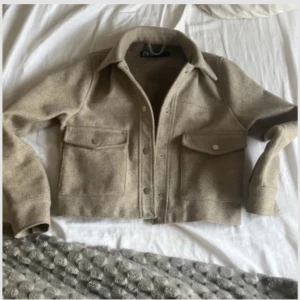 Beige vår jacka från Zara - Säljer en snygg beige vår jacka från Zara i storlek XS. Andvänd fåtal gånger och säljer för att den är lite för liten för mig. Pris kan diskuteras och fråga om ni vill ha tydligare bilder