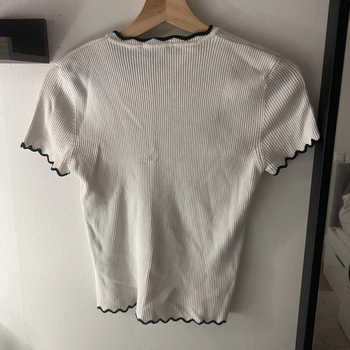 Vit ribbad topp från Zara med svarta kanter - 1