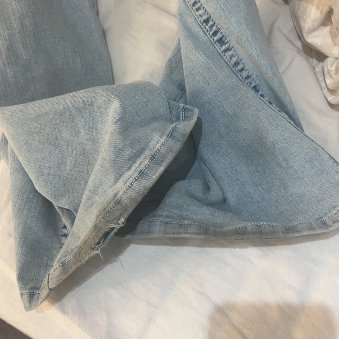 Ljusblå bootcut jeans med slitningar - 2