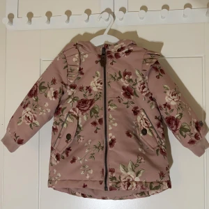 Newbie - jacka, storlek 74 - Newbie rosa jacka, storlek 74  Fin rosa jacka från Newbie med blommigt mönster, huva och fluffigt foder. Jackan har dragkedja fram. Perfekt för kyliga dagar och har en mysig insida.  Skickar med frakt eller avhämtning i Växjö. Vid flera köp kan du som köpare välja samfrakt. Fraktpriset ingår inte i priset. 
