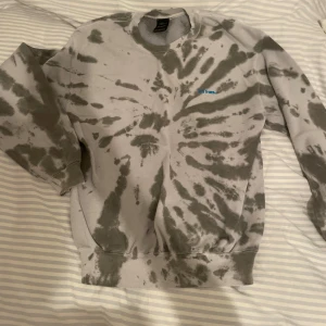 Sweatshirt från iets frans  - Gråblå tiedye sweatshirt från iets frans, använd fåtal gånger!