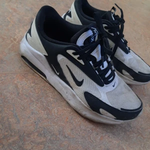 Nike Air Max sneakers svart/vit - Nike Air Max sneakers i svart och vit med mesh-överdel och snygga kontrastdetaljer. Ikonisk Air Max-sula för extra komfort och stil. Skorna har snörning och rund tå, perfekt för dig som gillar sportig och modern look.De behöver en tvätt sen är de som nya:)