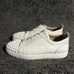 Louboutin Skor - Säljer ett bar loubs i färgen vit. Väldigt fint skick, endast märken under sulan. Nypris 6999kr, köp för endast 2599kr. Låda ingår! Storlek 43.
