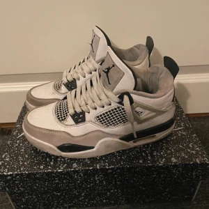 Jordan 4 military black - Använt skick, buda gärna, skickas inom 24h st 39,5 100% äkta 