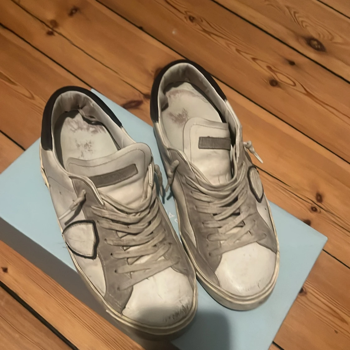 Vita och grå sneakers i skinn - 1