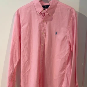 Rosa skjorta från Ralph Lauren - Klassisk rosa skjorta från Ralph Lauren i slim fit-modell. Helt ny. Storlek M, passar true to size. 