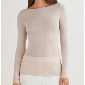 Intimissimi  - En enkel och stilren beige långärmad som är väldigt tunn. Modellen har en rak passform. Från intimissimi st S