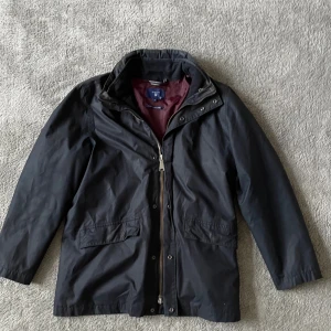 Gant jacka multifunktionell  - En riktigt snygg Gant jacka som är multifunktionell! Den kan alltså bli till en fleece bara vilket syns på bilderna och man kan då justera jackan efter temperaturen. Jackan är i mycket bra skick förutom fleecens lapp som är lite sliten. Modellen är 184 och jackan är i M:) Jackan kostar 4500 kr nypris!