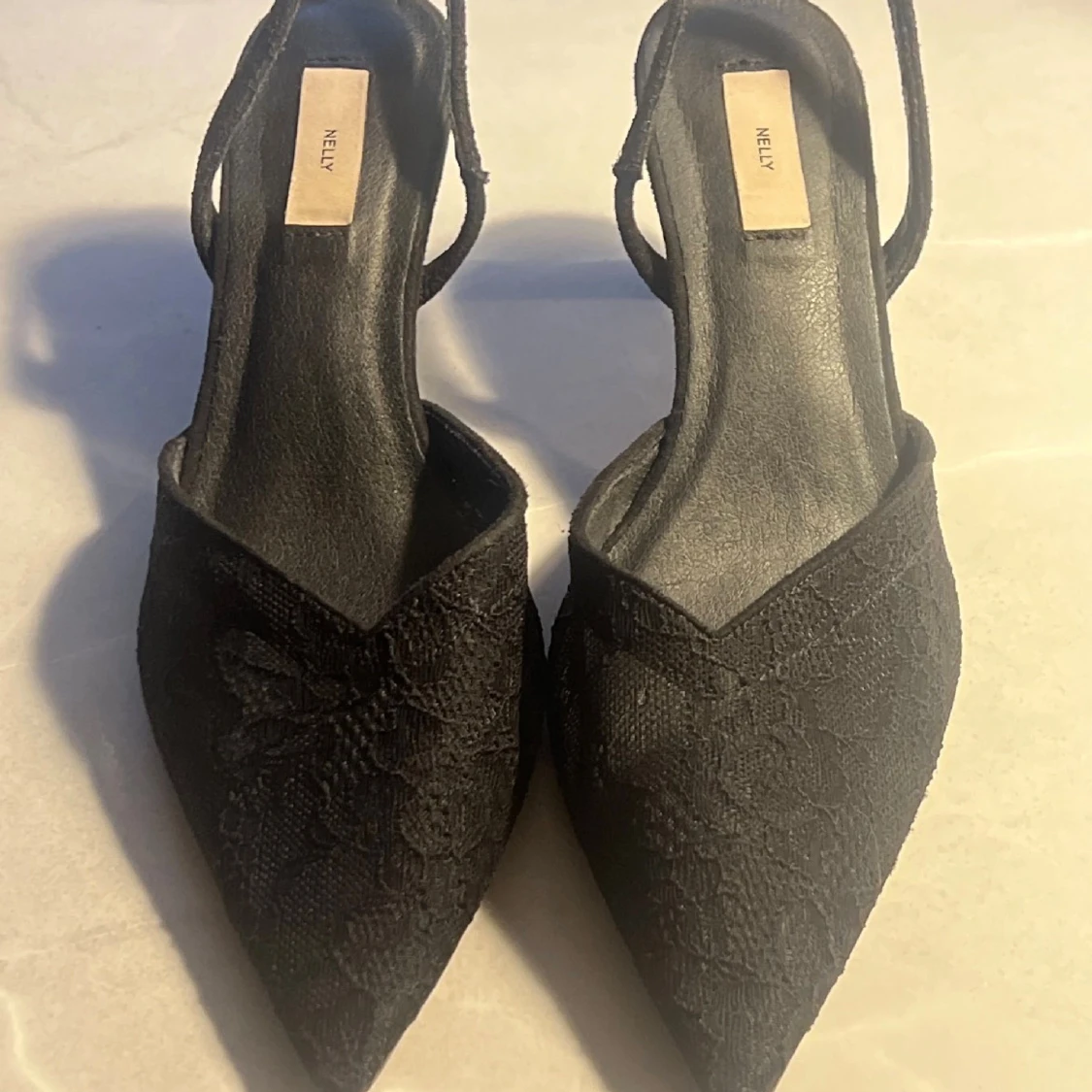 Svarta spetsiga pumps från Nelly - 2