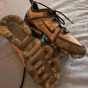 Nike Air Vapormax sneakers - Hej säljer ett par premium skor som inte säljs lägre Nike vapormax från år 2019 använda försiktig så i bra skick. Lite dammiga av grus går lätt att torka bort. Obs luften i bubblorna i inre hälen har sjukt lite inget som märks.