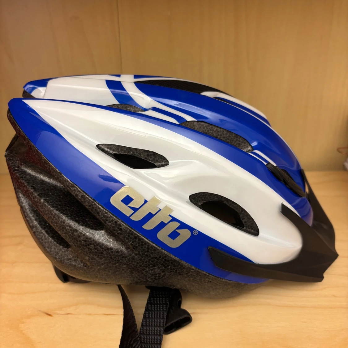 Blå och vit cykelhjälm från Etto