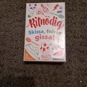 Ritnödig - Ritnödig är ett fartfyllt och underhållande rita-och-gissa-spel med över 400 roliga och knasiga ord att skissa. Perfekt för spelkvällar med vänner eller familj där skratt och tokiga gissningar garanteras. Enkelt att spela i lag – skissa, fnissa och gissa!