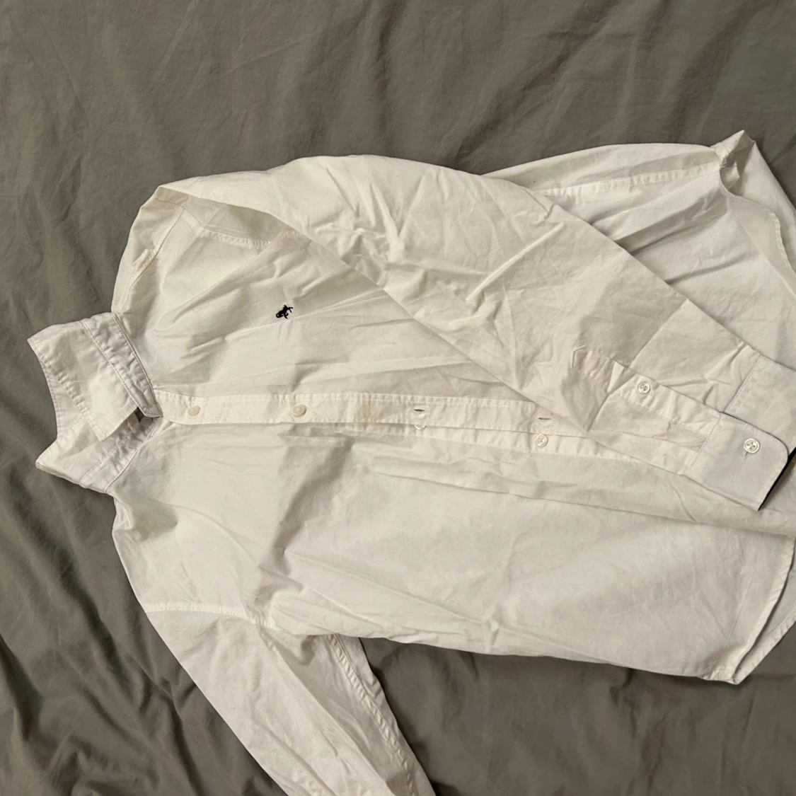 Vit skjorta från H&M med knappar