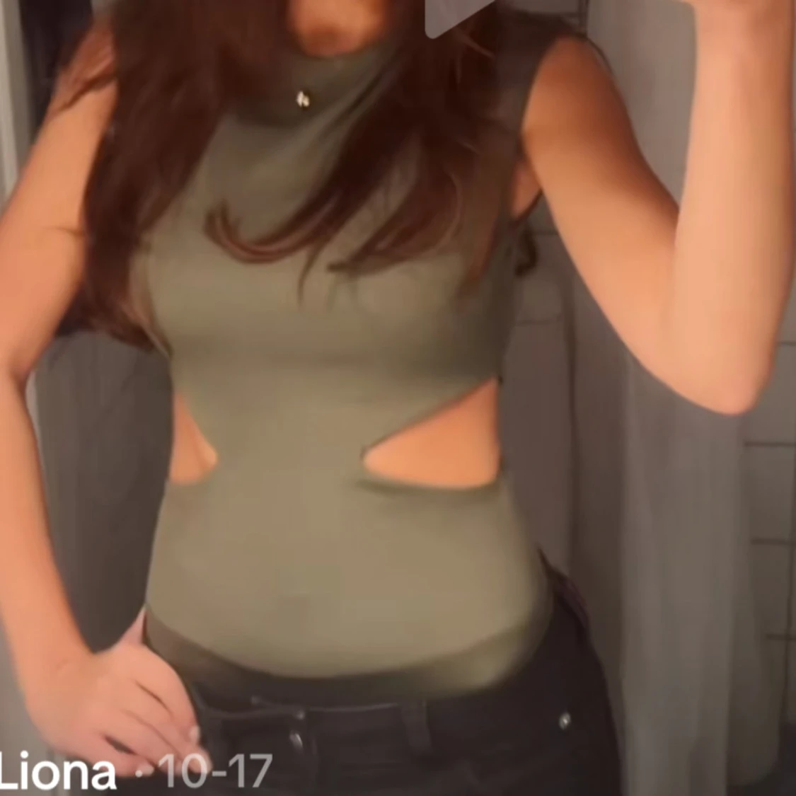 Olivgrön ärmlös topp med cut-outs