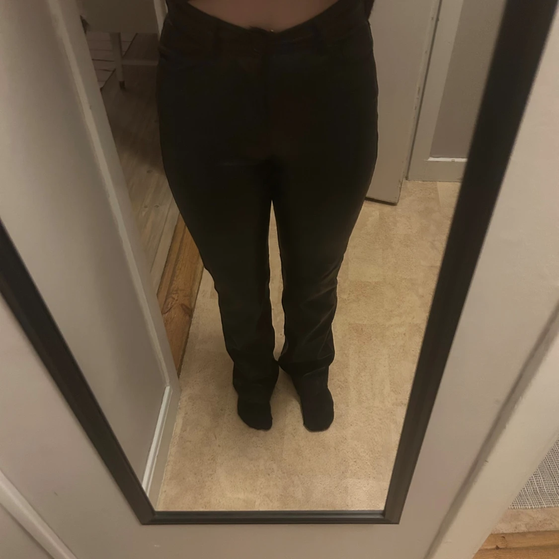 Svarta skinn byxor med hög midja