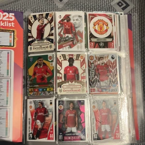 Fotbollskortsamling 2024 - Champions League & Premier League - En grym samling fotbollskort med ungefär 500 kor sorterad och klar finns mer plats för kort 500 och allt är ditt. För allt skulle det kosta över 1000kr