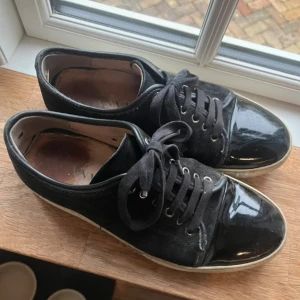 Lanvins - Snygga Lanvins skor i helt okay skick, några små defekter. Fråga gärna om ni vill ha mer bilder på skorna. Skorna har fortfarande lite kvar att ge. Ny pris ligger på 5000