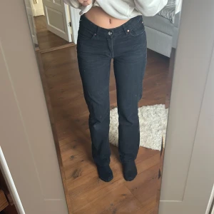 Svarta bootcut jeans från Bik bok, Never Denim - Snygga svarta jeans från Bikbok, Never Denim med klassisk femficksdesign och bootcut-ben. Jeansen har hög midja och raka ben med lätt utsvängning nedtill. Materialet är robust denim som sitter bekvämt och ger en schysst siluett. Använder inte längre ‼️❤️ använt 3 gånger ‼️☺️
