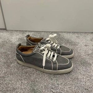 Christian Louboutin skor - Ett par fetta Loubs  Färgen är sällsynt  Bra skick inga defekter  Storlek:43 Ny kostar över 10 tusen  Mitt pris 2800 kan gå ner vid snabb affär  Äkta självklart finns bevis