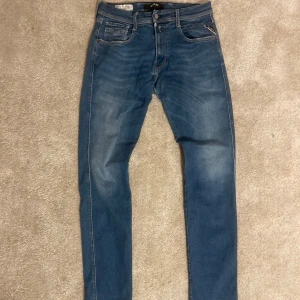 Replay Hyperflex Anbass jeans  - Säljer dessa riktigt snygga Replay Anbass jeans med en perfekt wash! Jeansen är i slim fit och i mycket bra skick! Storlek w32. Nypris runt 1500 kr! Hör av er ifall ni har några frågor! 🙌⚜️⭐️