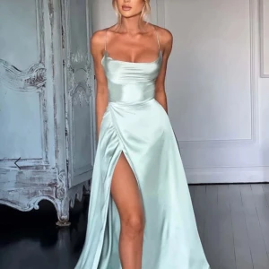 Balklänning från Babyboo - stl S - Säljer min balklänning från förra året. Inköpt här på plick. Använd en gång av mig, så näst intill nyskick. Eftersom ryggen justeras med knytsnören (se bild) så är den ganska flexibel i storleken. Jag brukar vanligtvis kunna ha både XS och S, men valde köpa S och snöra åt lite hårdare.  På Babyboos egen bild ser klänningen mera blå ut, men i verkligheten drar den åt grönt (se mina bilder). 