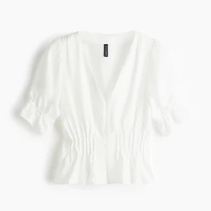 Vit blus från H&M Divided XS - Säljer en fräsch vit blus från H&M Divided i storlek XS. Blusen har v-ringning, korta puffärmar med resår och knappar framtill. Den är lätt rynkad vid midjan för en snygg siluett och är gjord i mjuk bomull. Perfekt för vår och sommar!