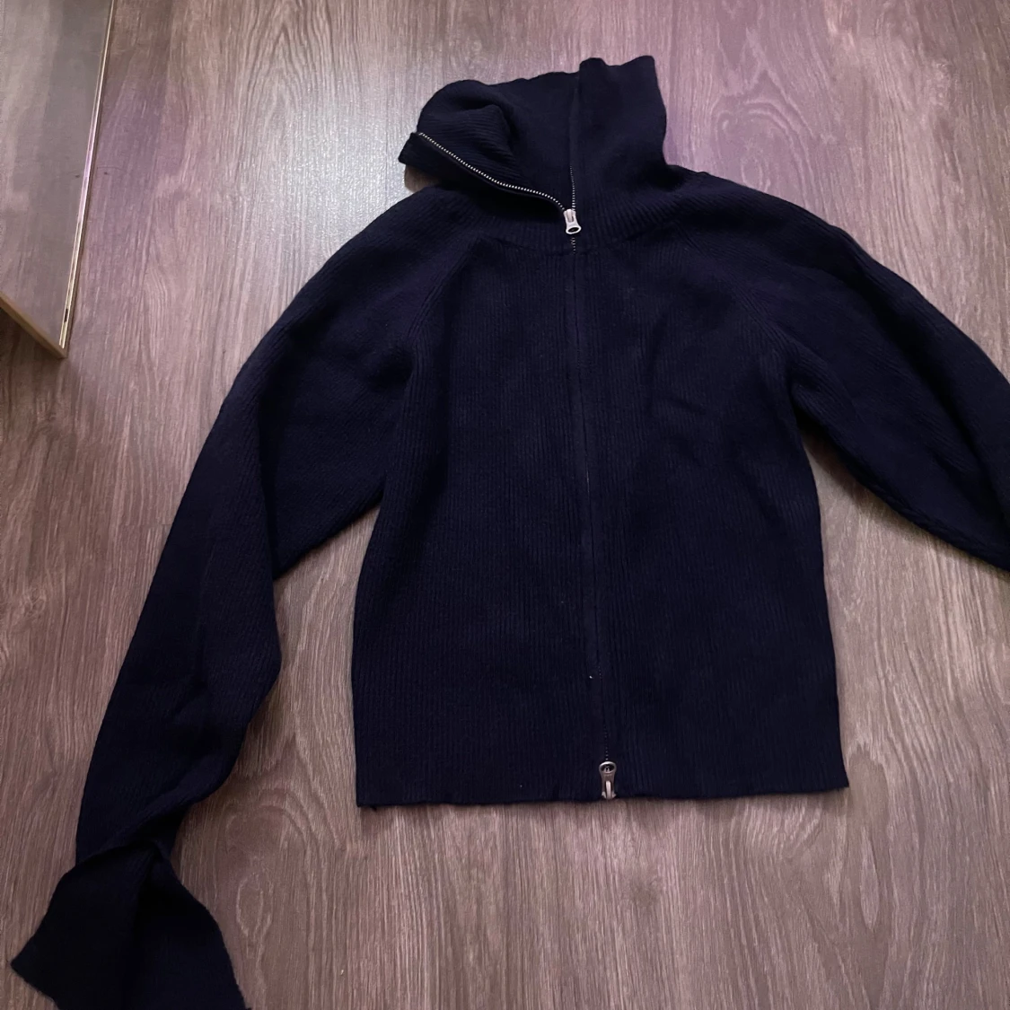 Svart stickad hoodie med dragkedja