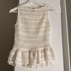 Vit volangtop  - Supersöt vit topp från H&M DIVIDED i storlek XS. Använd en gång ⭐️⭐️