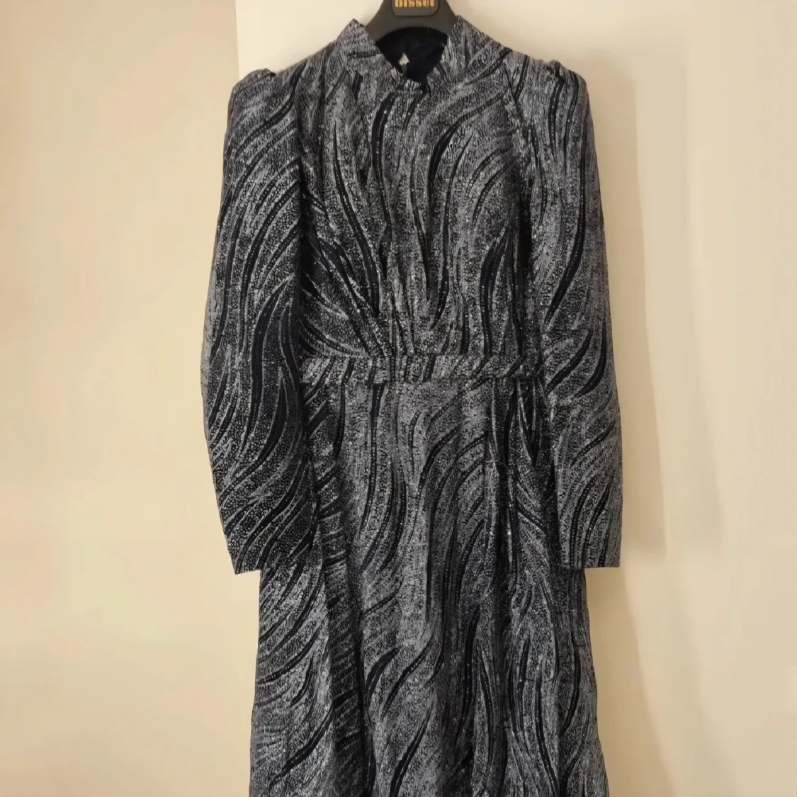 Marinblå och grå långklänning med mönster