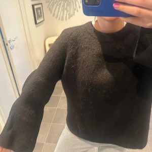 Svart stickad tröja Arket - Säljer denna fina stickade tröja från arket med fina detaljer på ärmarna💕