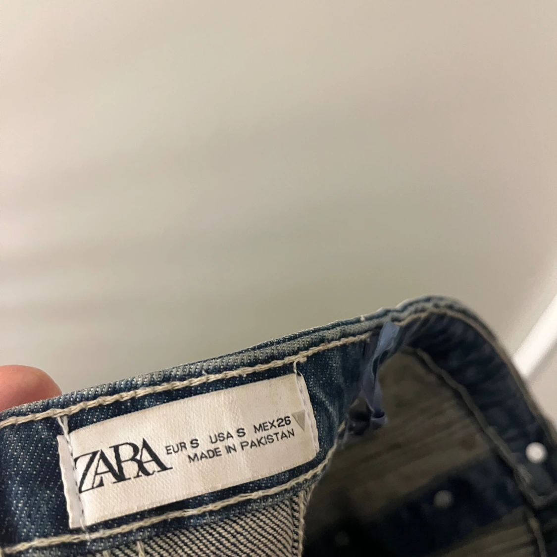 Blå jeanskjol med knappar från Zara - 2