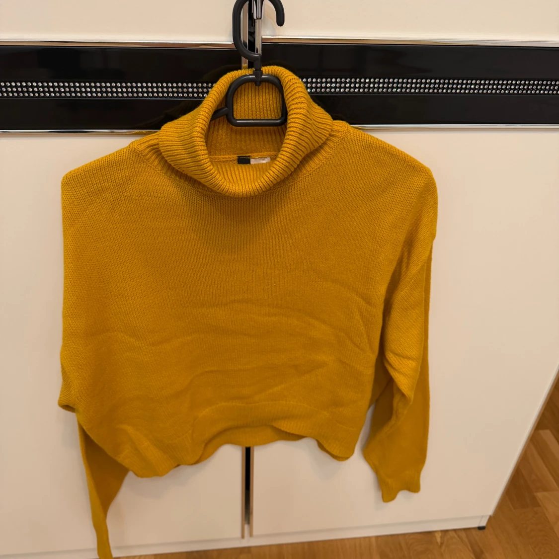 Gul stickad polotröja