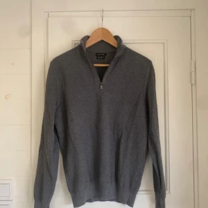 Grå half zip stickad tröja Massimo Dutti - Riktigt snygg grå stickad tröja från Massimo Dutti med half zip. Storlek S! Nypris ~1000. Mycket bra skick, använd fåtal gånger! Tveka inte att höra av er med prisförslag eller funderingar!