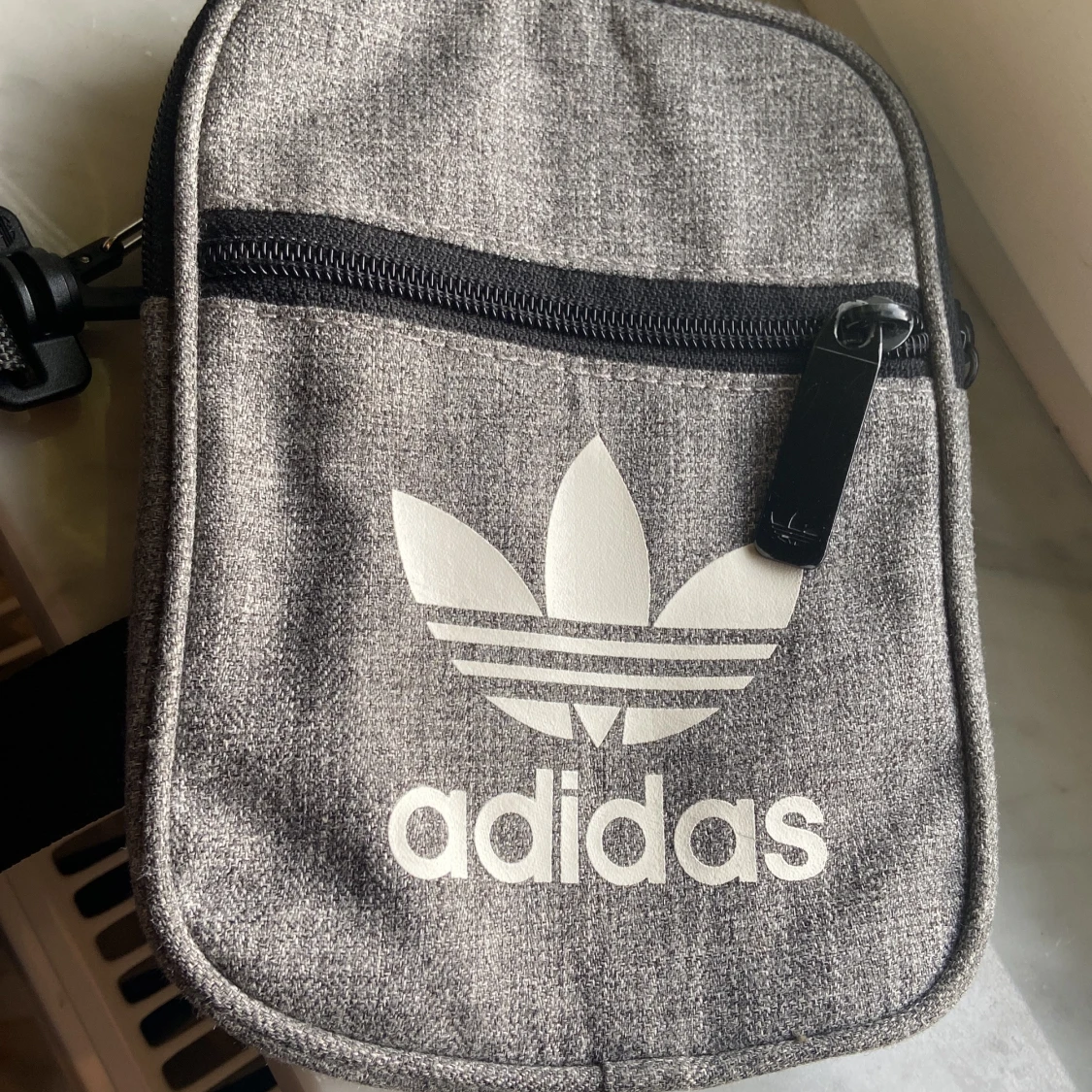 Grå axelväska från Adidas - 2