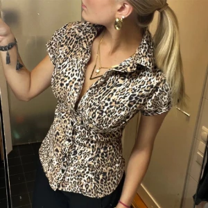 Leopard topp - Såå himla cool och eftertraktad topp i leopard mönster🐆. Perfekt till fest eller middag 🤩inga defekter! köp via ”köp nu ”.