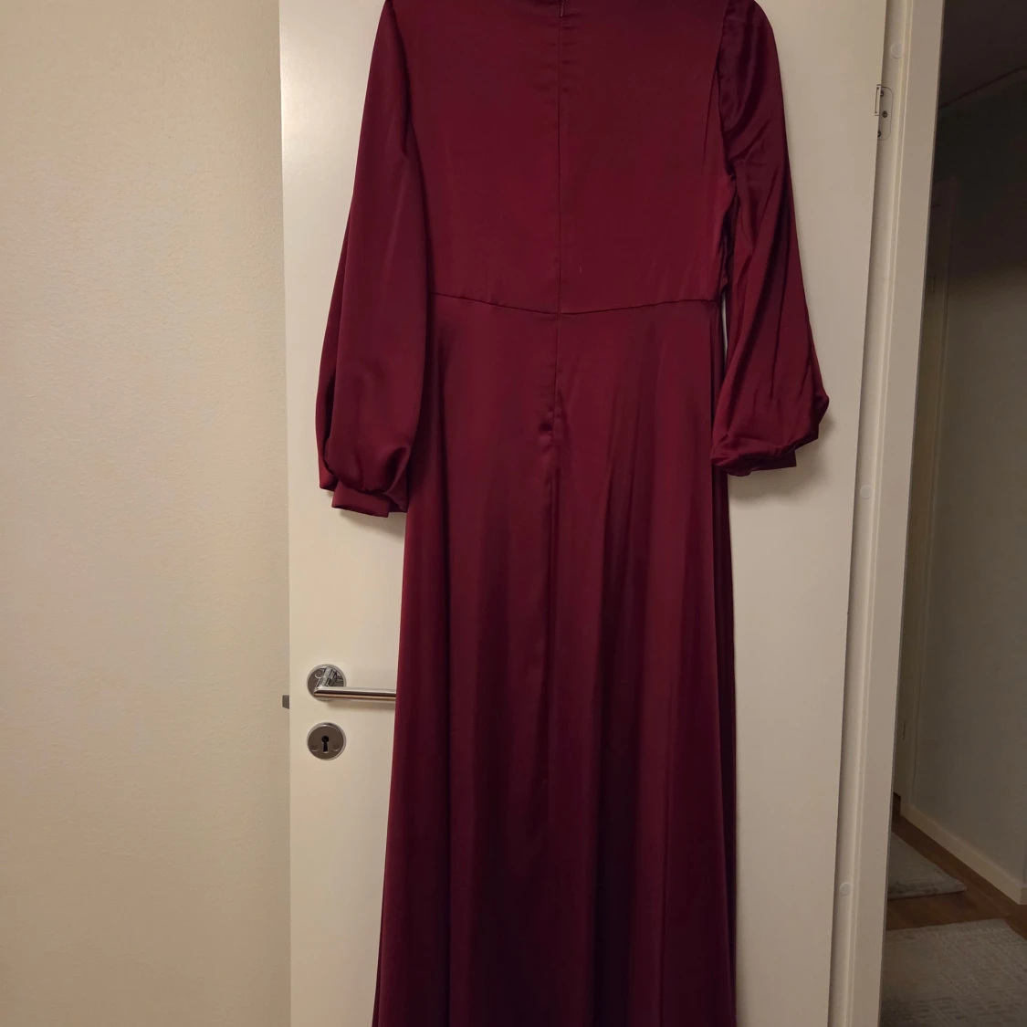 Vinröd långklänning med drapering - 1